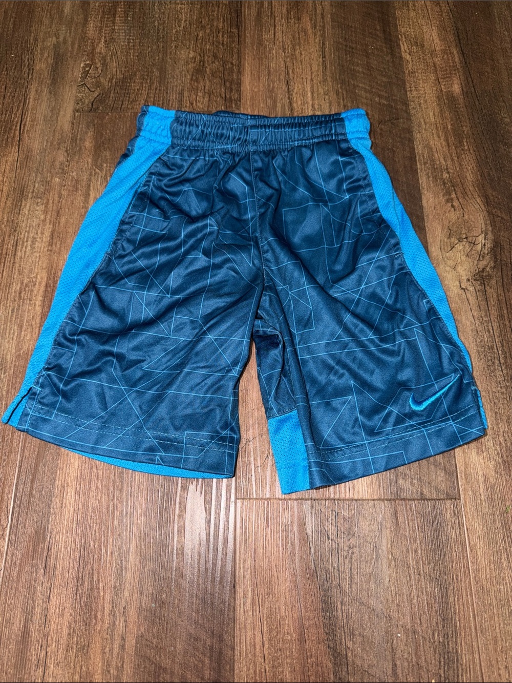Boys Nike Shorts Size Medium (6)